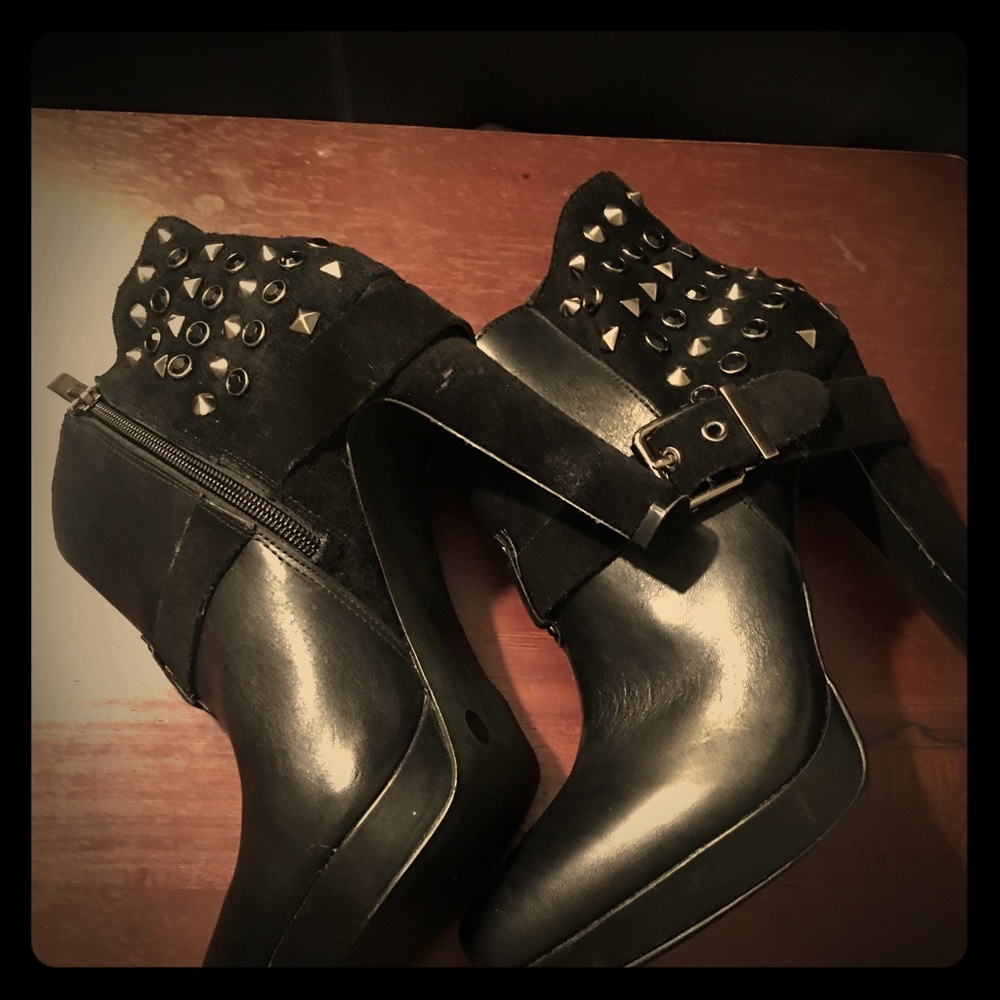 BCBG low cut boot